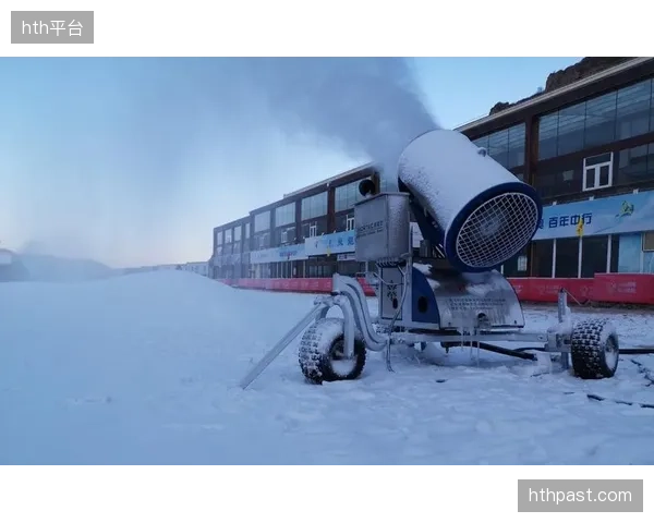 万龙雪场造雪机群依据温湿度参数自发调节出水量